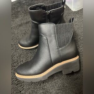 Kelly & Katie boots size 6